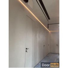 قوة التصميم المتناسق في التصميمات الداخلية الحديثة: الأبواب، والألواح الجانبية، وفجوات الظل من Doorhub